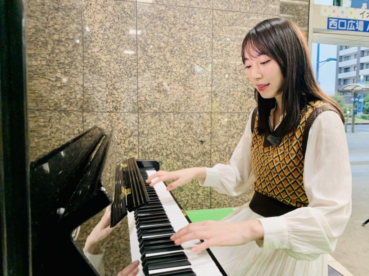 ピアノを演奏する松井咲子さん