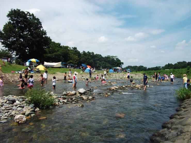 川の広場全景