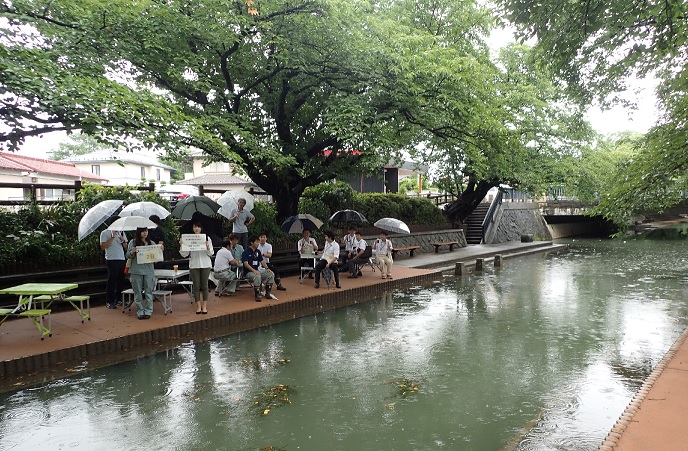 水辺で乾杯