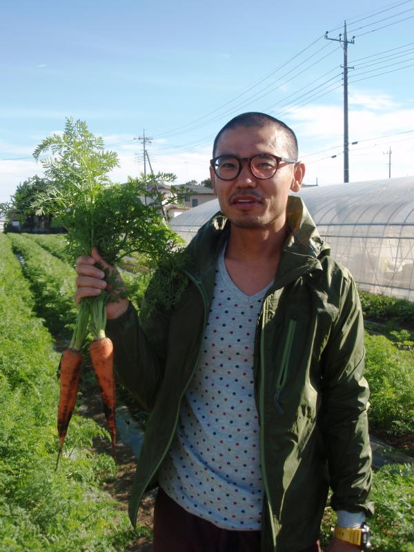 にんじんをもつ市川さん