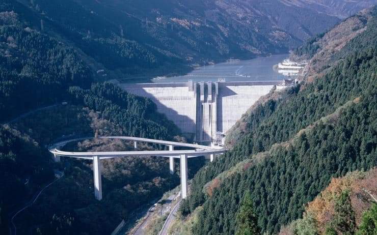 滝沢ダムとループ橋