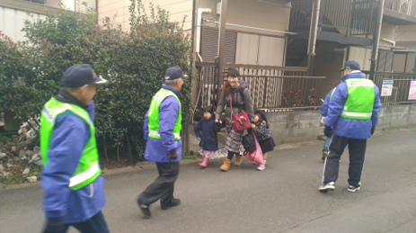 パトロールを通して地域住民と交流をする様子