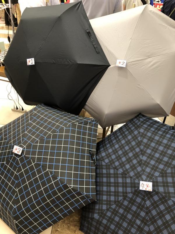 色と柄が違う4種類の傘の写真