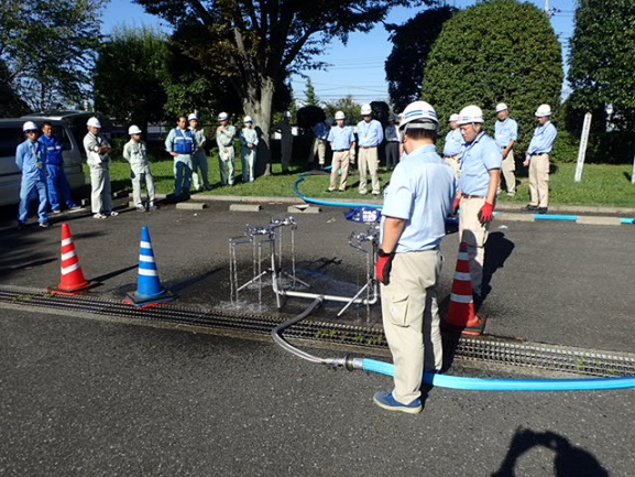 写真：浄水場での応急給水装置設置訓練の様子
