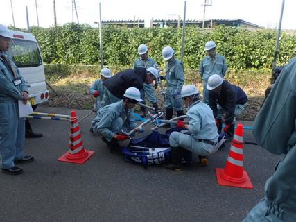 写真：応急給水拠点での応急給水装置設置訓練の様子