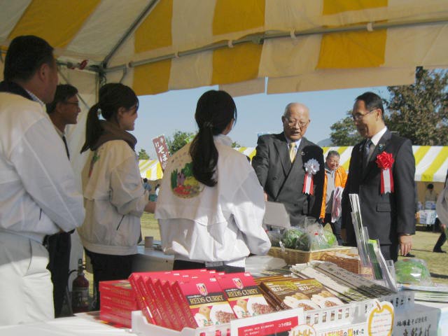 2019彩の国食と農林業ドリームフェスタの会場を視察する大野知事の写真