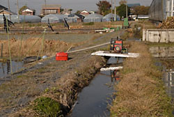 田んぼへの水のくみ上げをしている様子