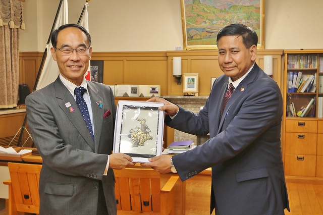駐日ミャンマー連邦共和国大使の知事表敬訪問の様子
