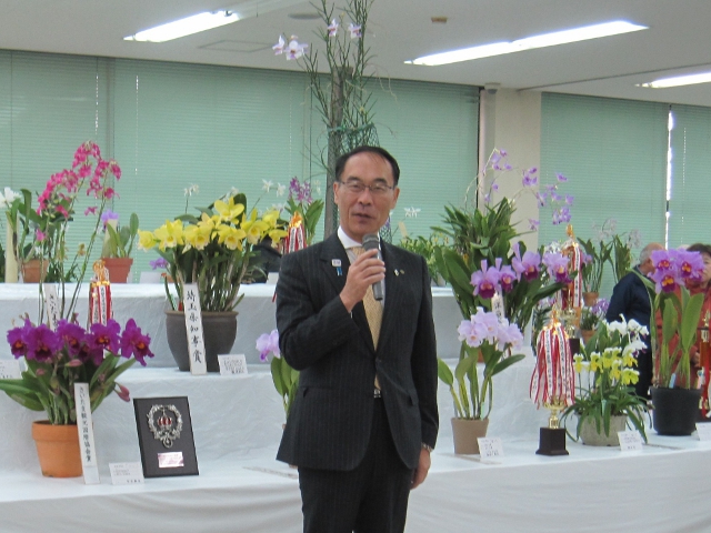 埼玉洋蘭展で祝辞を述べる知事の写真