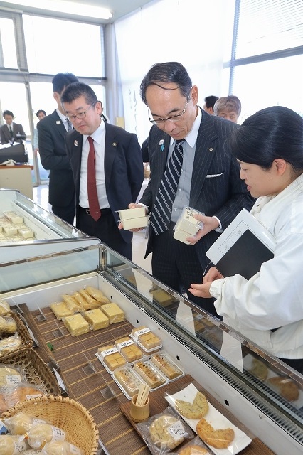 もぎ豆腐店株式会社を訪問する知事の様子