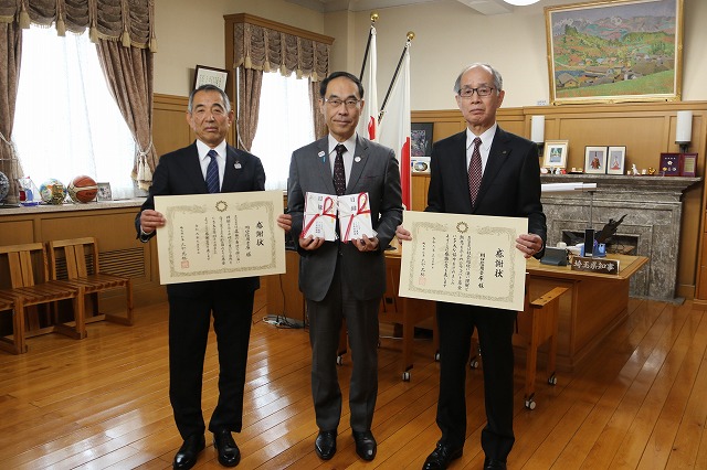 「彩の国みどりの基金」及び「シラコバト基金」への寄附に対する感謝状贈呈式の様子