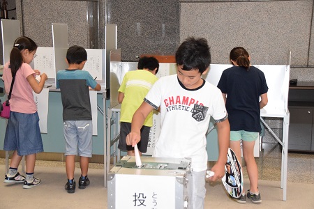 議事堂見学会 投票体験の様子