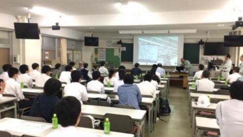 写真：春日部工業高校現場見学会の説明の様子