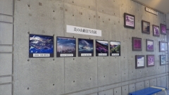 絶景写真展の展示作品5点が並ぶ