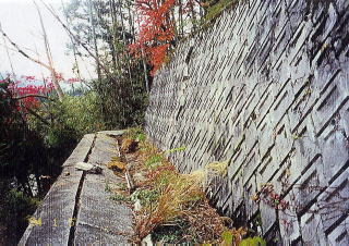 二段擁壁が地滑り変状を生じている場合