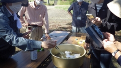 布を染色液の鍋に入れる様子