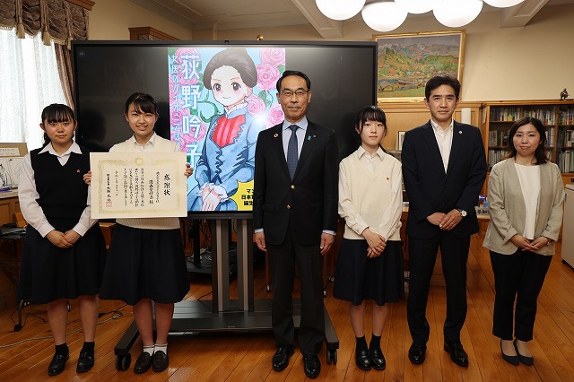 県立熊谷女子高校漫画愛好会と知事の集合写真