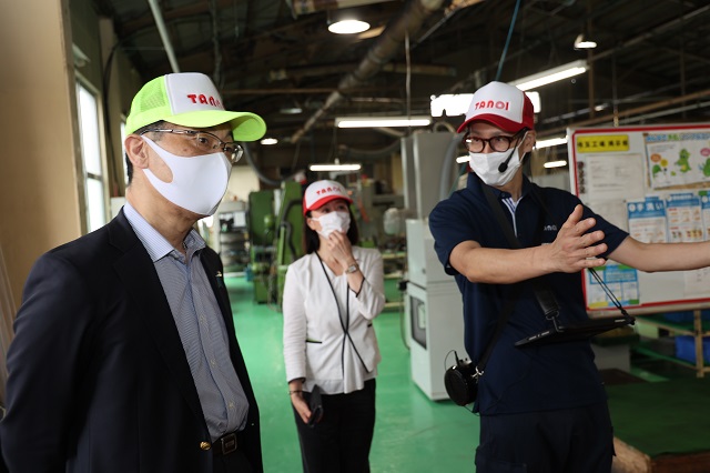 大野知事が株式会社田野井製作所を訪問している様子