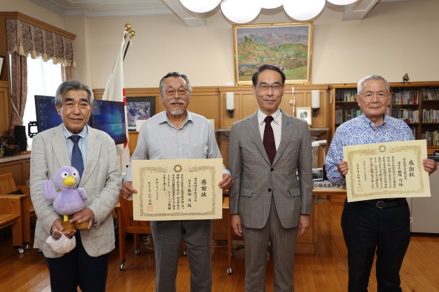 大野知事と埼玉織物工業協同組合の記念撮影の様子