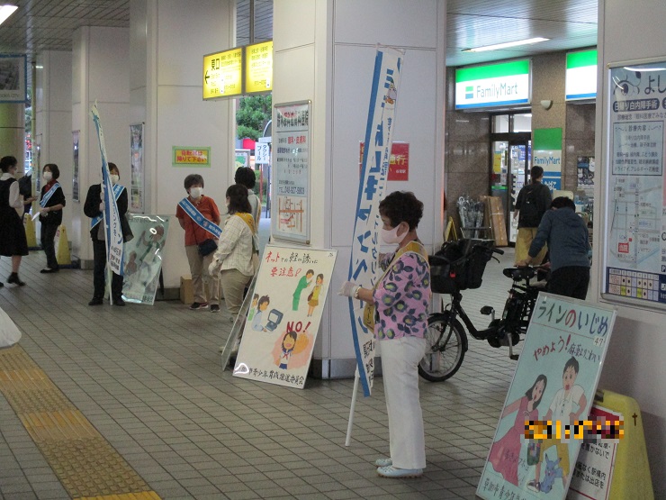 草加市谷塚駅での非行防止キャンペーンの様子