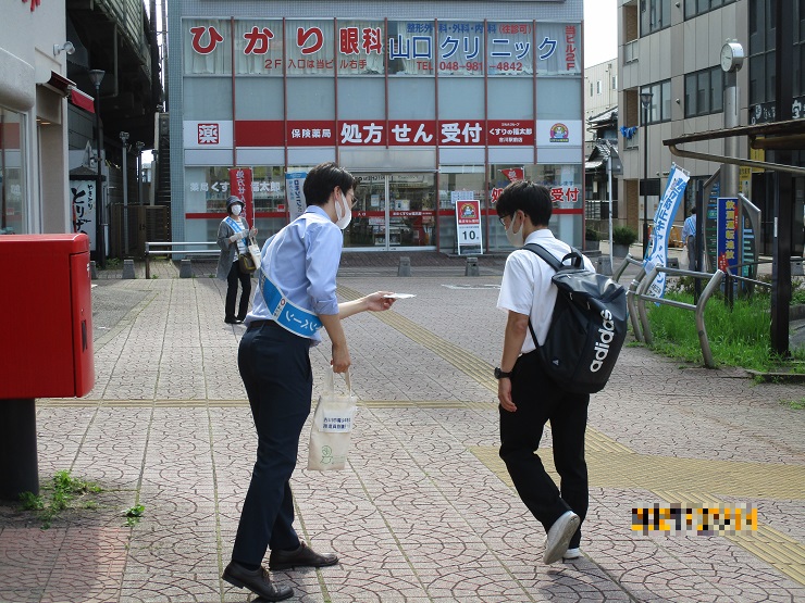 吉川市吉川駅での非行防止キャンペーンの様子