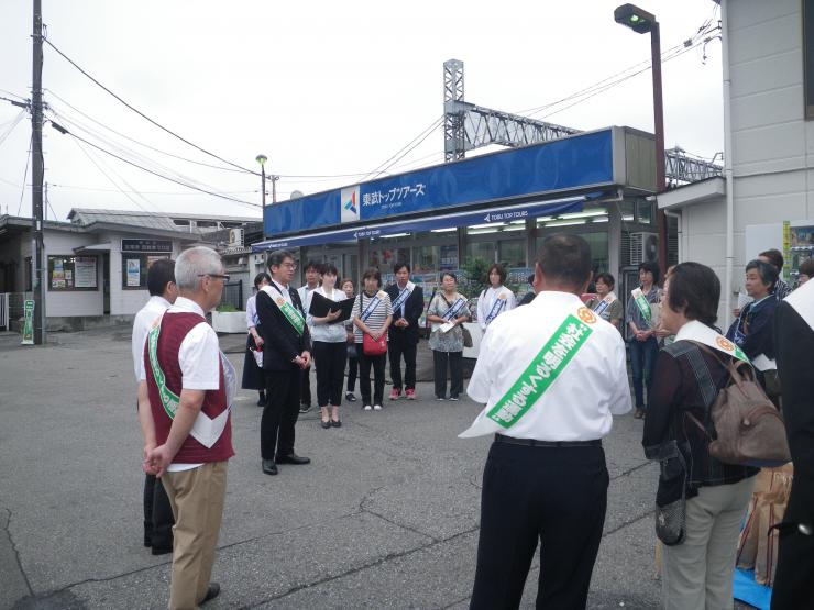 春日部駅東口での非行防止キャンペーンの様子