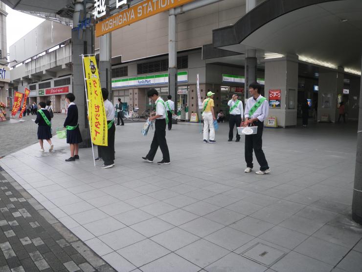 越谷駅での非行防止キャンペーンの様子