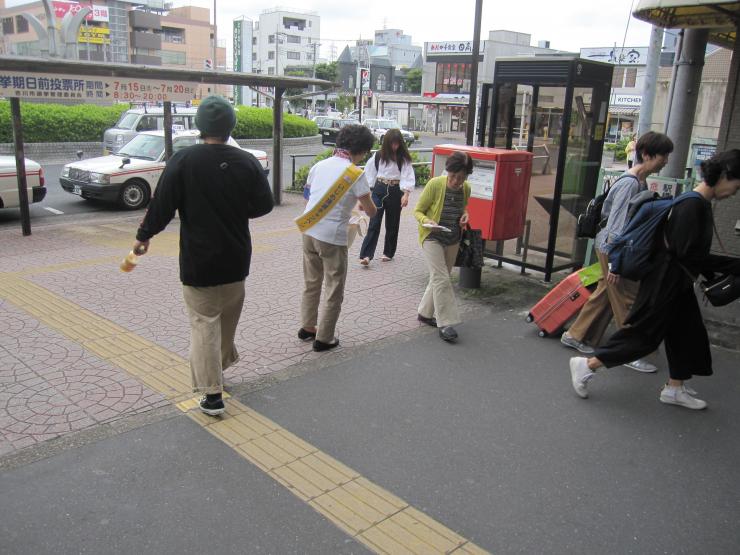 吉川駅での非行防止キャンペーンの様子