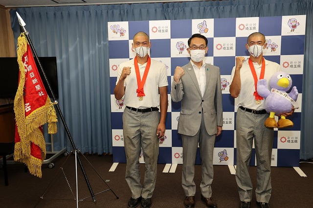 浦和学院高校の選手らと知事の3ショット写真