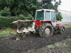 写真4ほ場に堆肥を還元してプラウで耕転