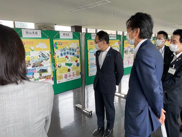 埼玉りそな銀行県内各支店「埼玉150周年記念ポスター」展示視察する大野知事2