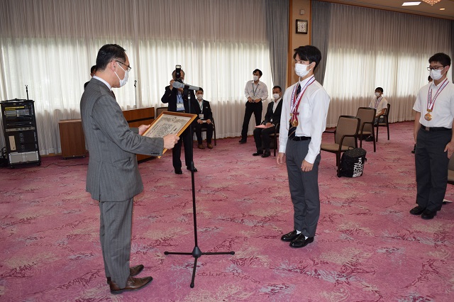 表彰状を授与する野知事