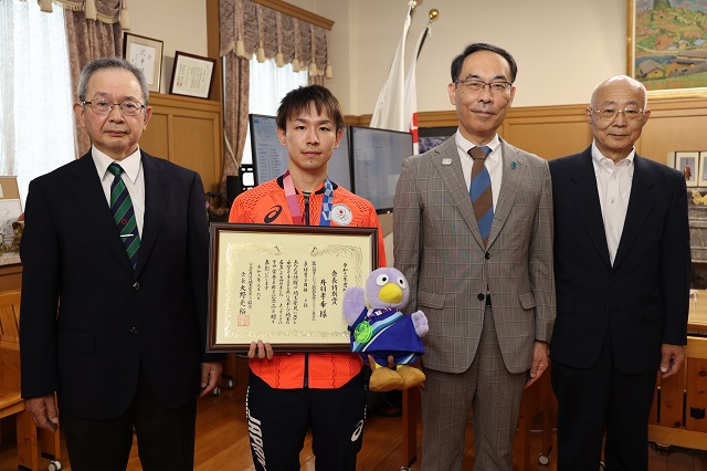 東京2020オリンピック競技大会卓球競技銅メダリスト丹羽孝希選手と記念撮影をする大野知事