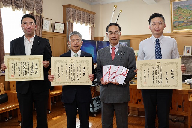 シラコバト基金等への寄附に対する感謝状贈呈式時の集合写真