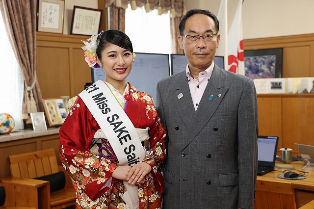 「2021 Miss SAKE 埼玉」の阿久沢 莉良(あくざわ りら）さんと知事の2ショット写真