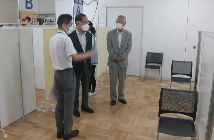 埼玉県西部ワクチン接種センターを視察する大野知事