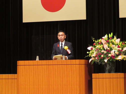 写真：祝辞を述べる議長
