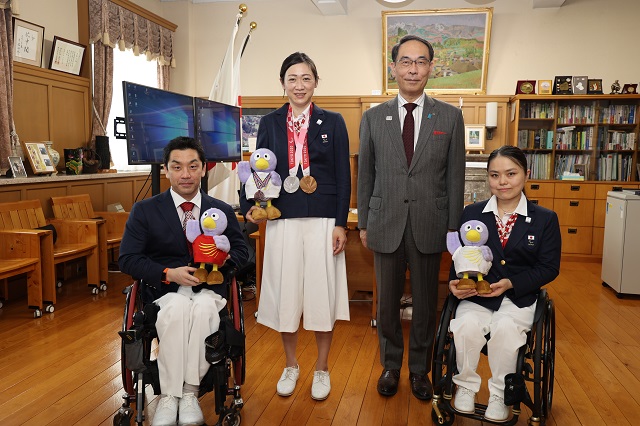 東京2020パラリンピック競技大会バドミントン選手と記念撮影をする大野知事