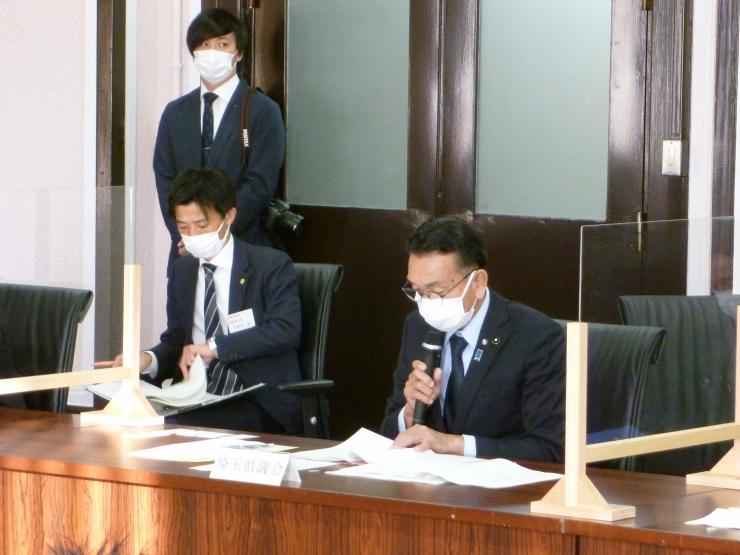 写真：提案説明する議長
