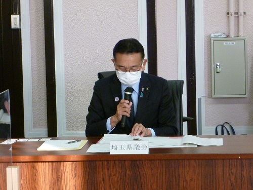 写真：梅澤議長が提出議案を説明