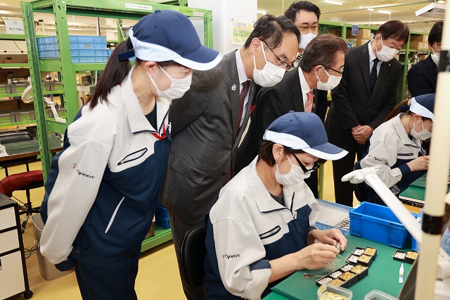 株式会社オプナス秩父工場に知事が訪問している様子