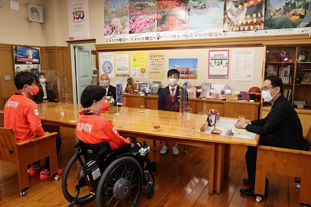 東京2020パラリンピック競技大会ボッチャ選手と談話をする大野知事