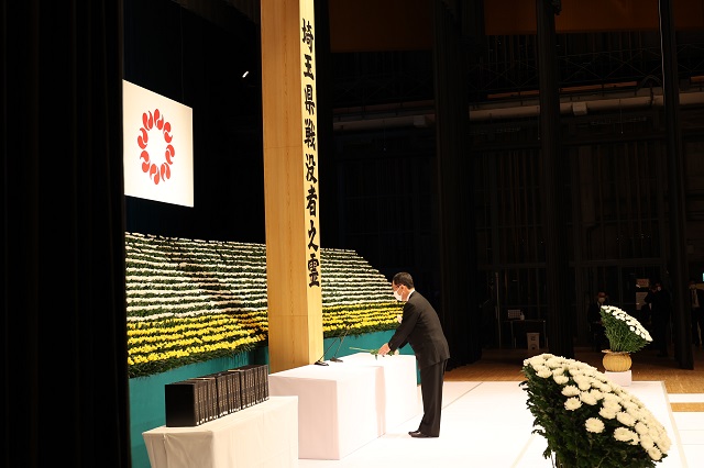 埼玉県戦没者追悼式で献花をてむける知事