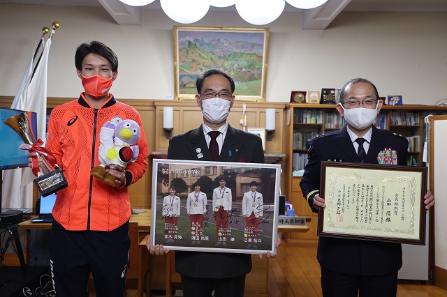 東京2020オリンピック競技大会でメダルを獲得した山田 優選手と記念撮影をする知事