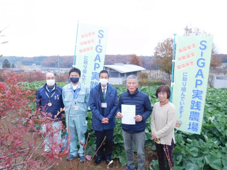 証書を手にした御夫妻、センター所長、役場職員、農協職員.jpg