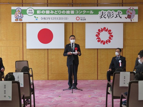 写真：祝辞を述べる議長