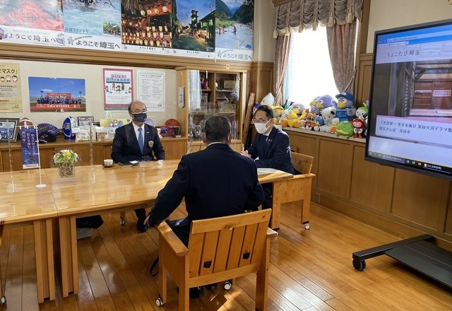 知事と埼玉県アメリカンフットボール協会が談話している様子