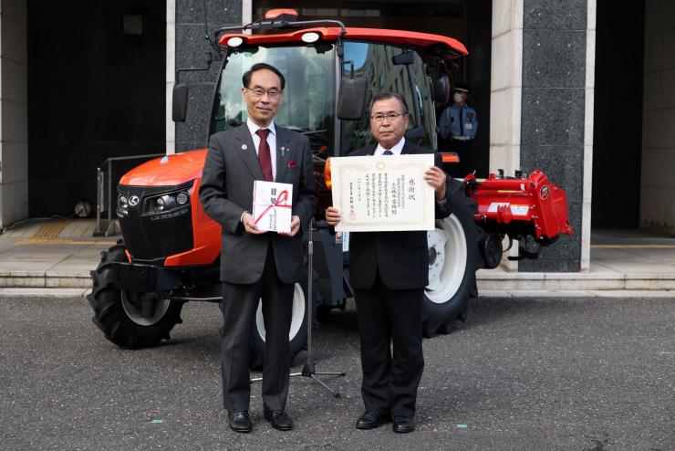 JA共済連埼玉県本部から埼玉県農業大学校へのスマート農業機械の寄贈式で記念撮影をする知事
