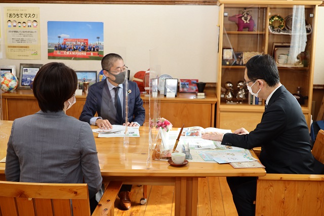 日本たばこ産業株式会社の方々と歓談をする知事