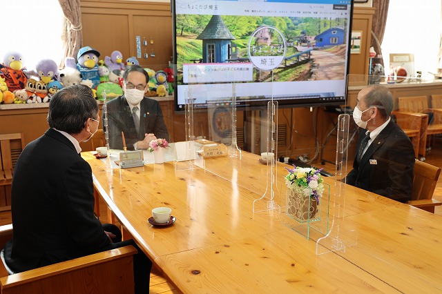 一般財団法人さいたま住宅検査センターと知事の歓談の様子